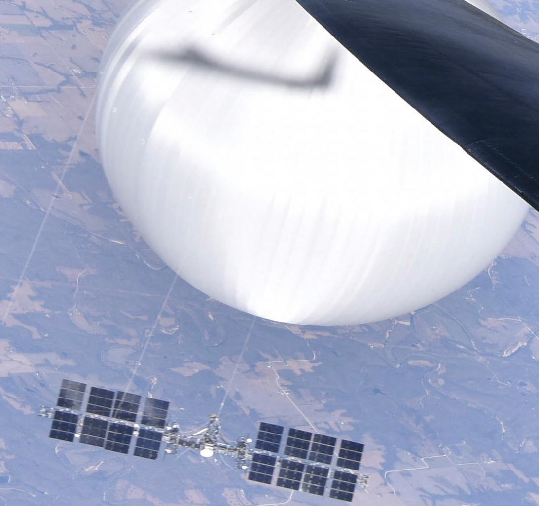 Gros plan montrant l'enveloppe du ballon avec l'ombre du U-2, et la nacelle avec ses gros panneaux solaires