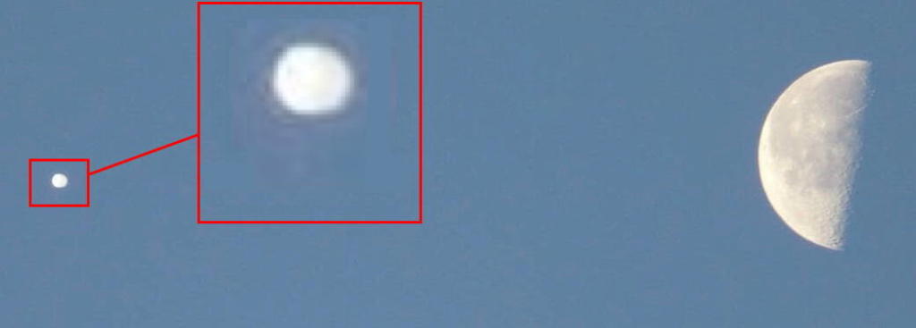 Boule boule blanche avec la lune un peu à droite