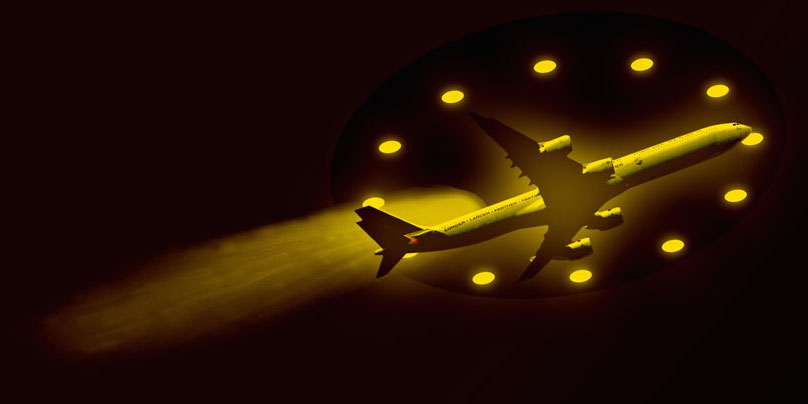 Lumières et grosse traînées au-dessus d'un avion