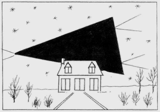Grand triangle noir avec trois projecteurs se profilant derrière une maison et un ciel blanc