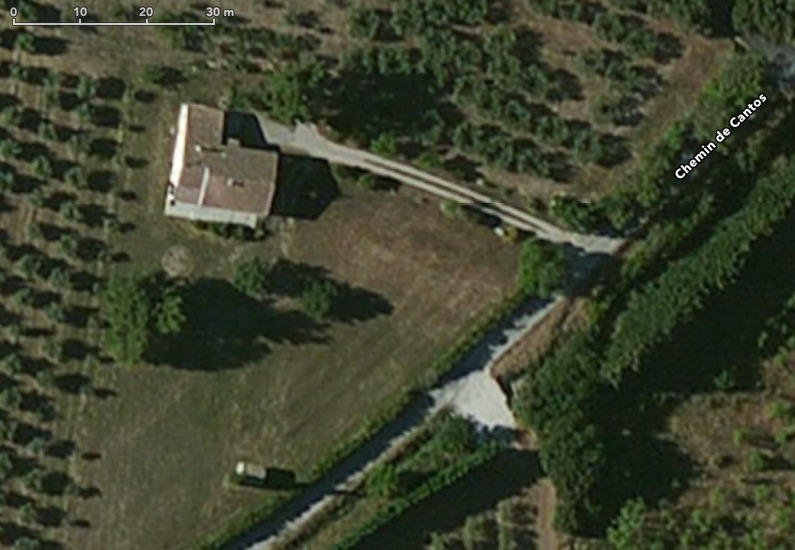 Vue aérienne de la maison, avec une plantation d'arbres vers l'ouest