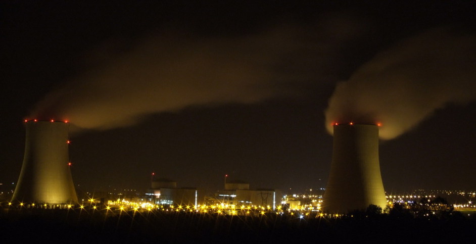 Photo de la centrale de nuit, nuée de lampadaires