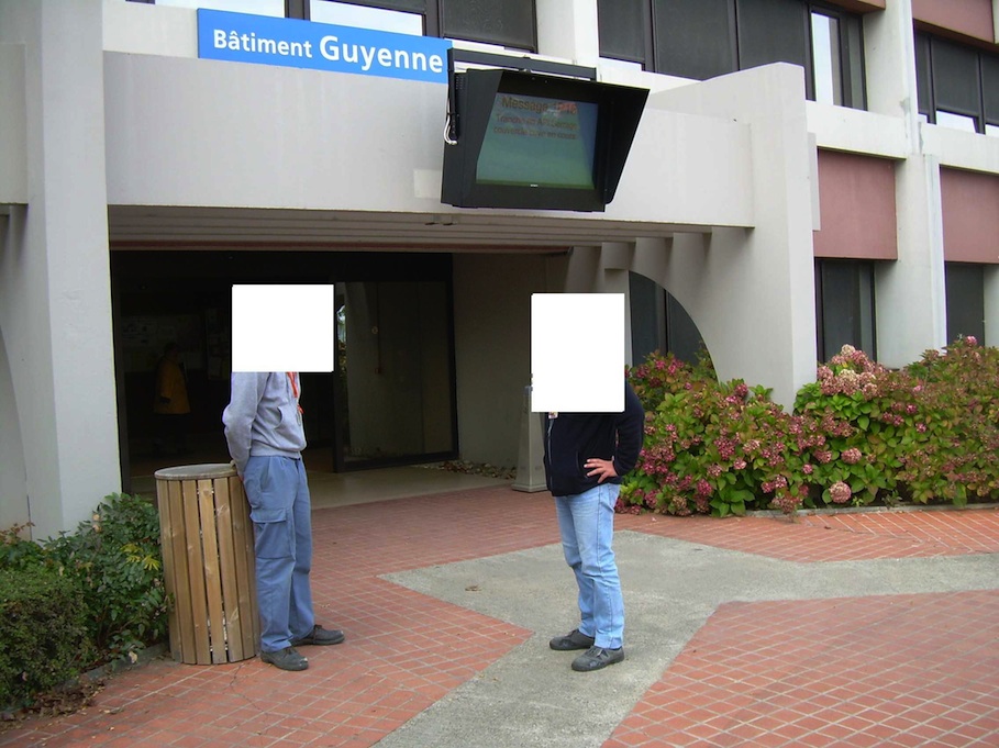 Témoins devant le bâtiment