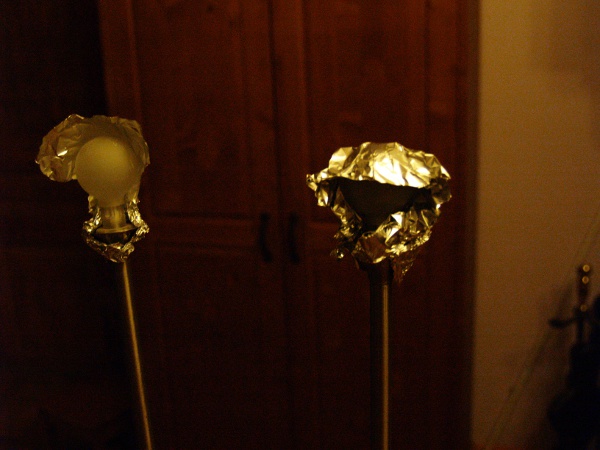 deux ampoules partiellement enveloppées d'aluminium