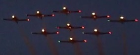 3 lumières bien visibles par avion, la rouge presque aussi lumineuse que la centrale