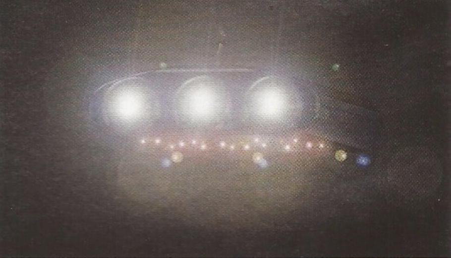 Vue arri&egrave;re, avec trois grosses lumi&egrave;res et d'autres petites sous la structure
