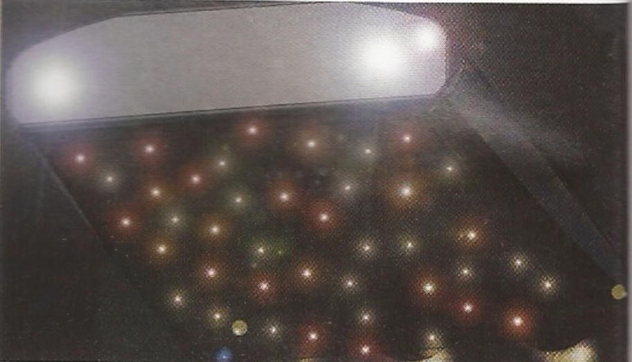 Vue avant, avec deux grosses lumi&egrave;res et de nombreuses petites sous la structure