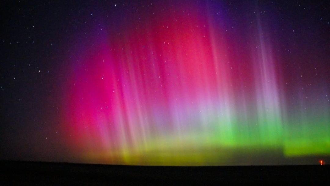 Aurore polaire typique, couleur bleue très haut, puis large bande rouge, puis blanchâtre, verte et jaunâtre en bas