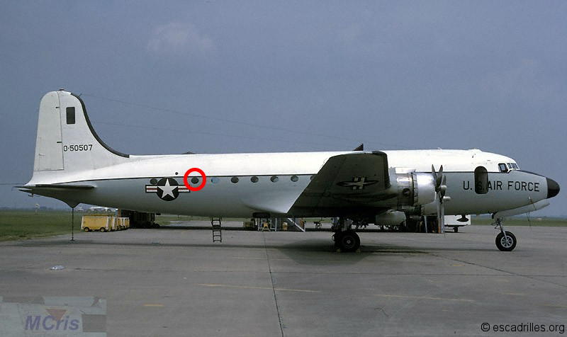 DC-4 de profil, hublot entre l'aile et la queue