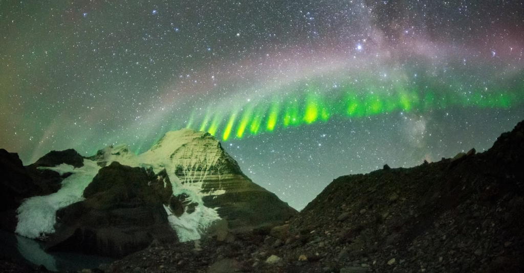 On voit bien une vague bande lumineuse blanc-violet en haut, et des sortes de faisceaux verts alignés en bas