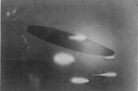 Un «&nbsp;vaisseau-mère&nbsp;» en forme de cigare noir accompagné de cinq lumières