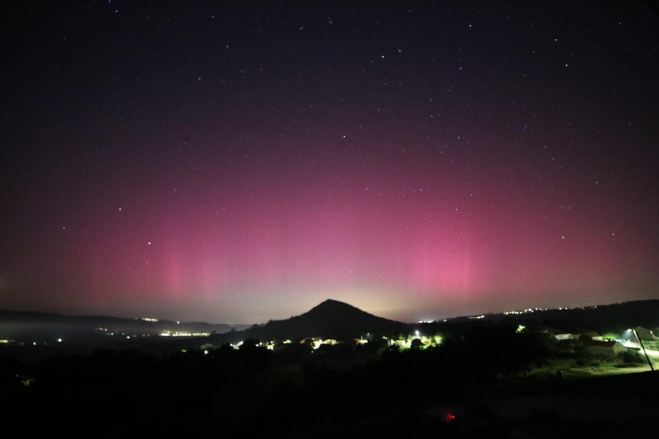 Arc rose à l'horizon, aurore photographiée au Portugal en 2024