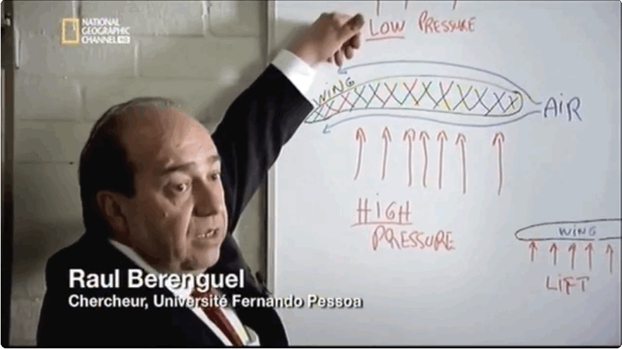 Raul Berenguel, Chercheur, université Fernando Pessoa, devant un tableau montrant l'écoulement de l'air autour de l'aile