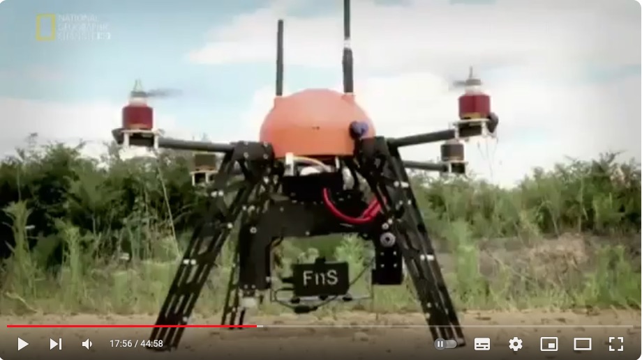 Un gros drone quadrirotor de l'armée