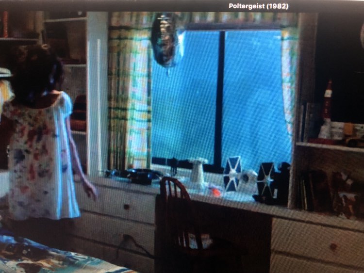 Image du film Poltergeist de 1982 avec un ballon argenté sur une face et bleu métallique sur l'autre