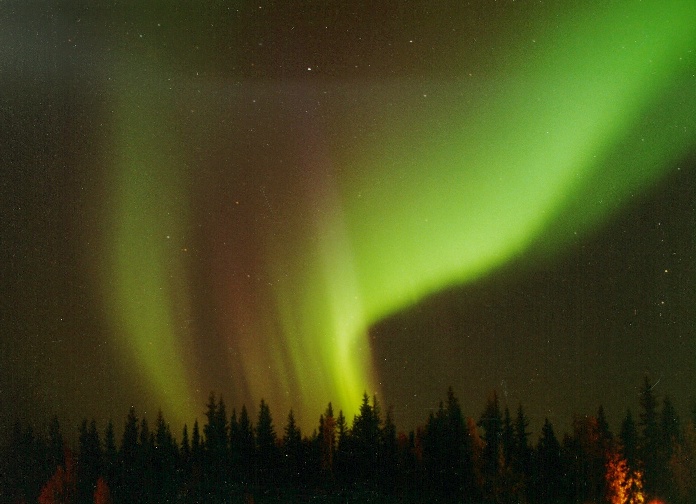 Aurore formée de deux arcs auroraux séparés par une zone sombre.