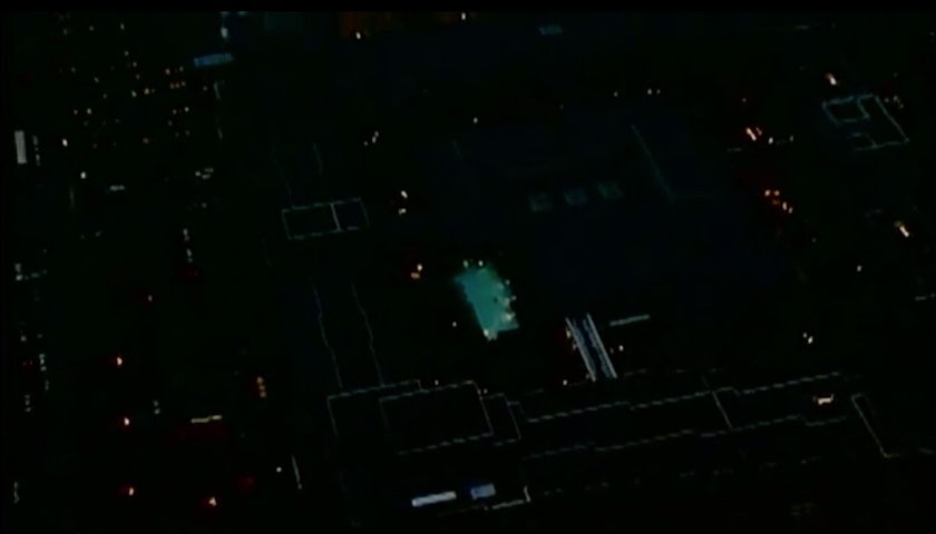 vue d'hélicoptère la nuit du toit de l'hôtel