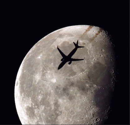 Avion et 2 traînées visibles devant la lune