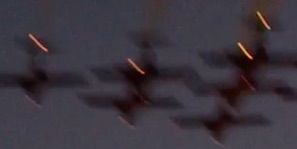 Silhouette de 6 avions avec une faible lumière visible sur quatre d'entre eux