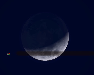Croissant de lune barré par une traînée